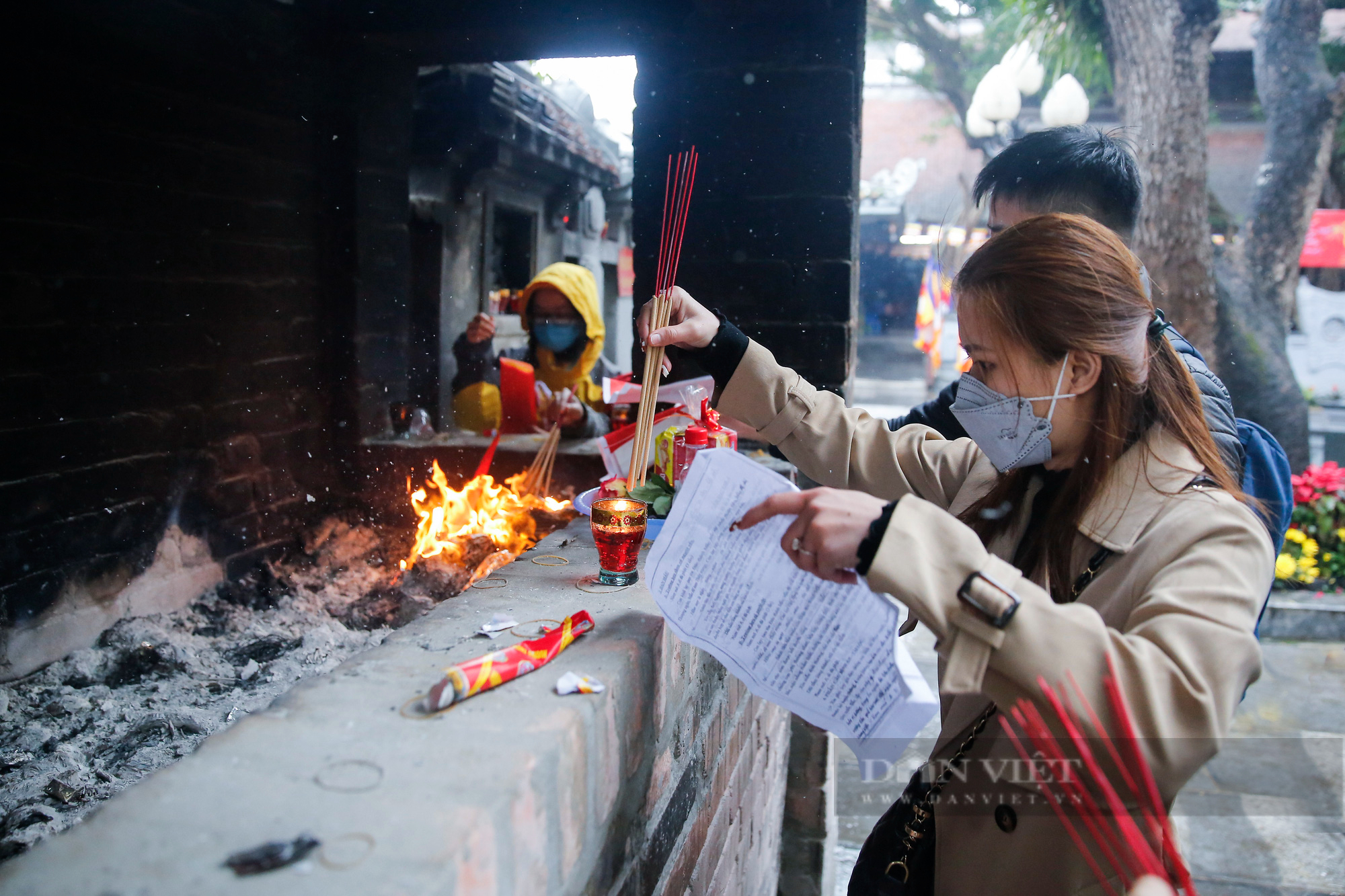 Giới trẻ Hà Nội đội mưa đến chùa Hà cầu duyên trước ngày lễ tình nhân  - Ảnh 11.