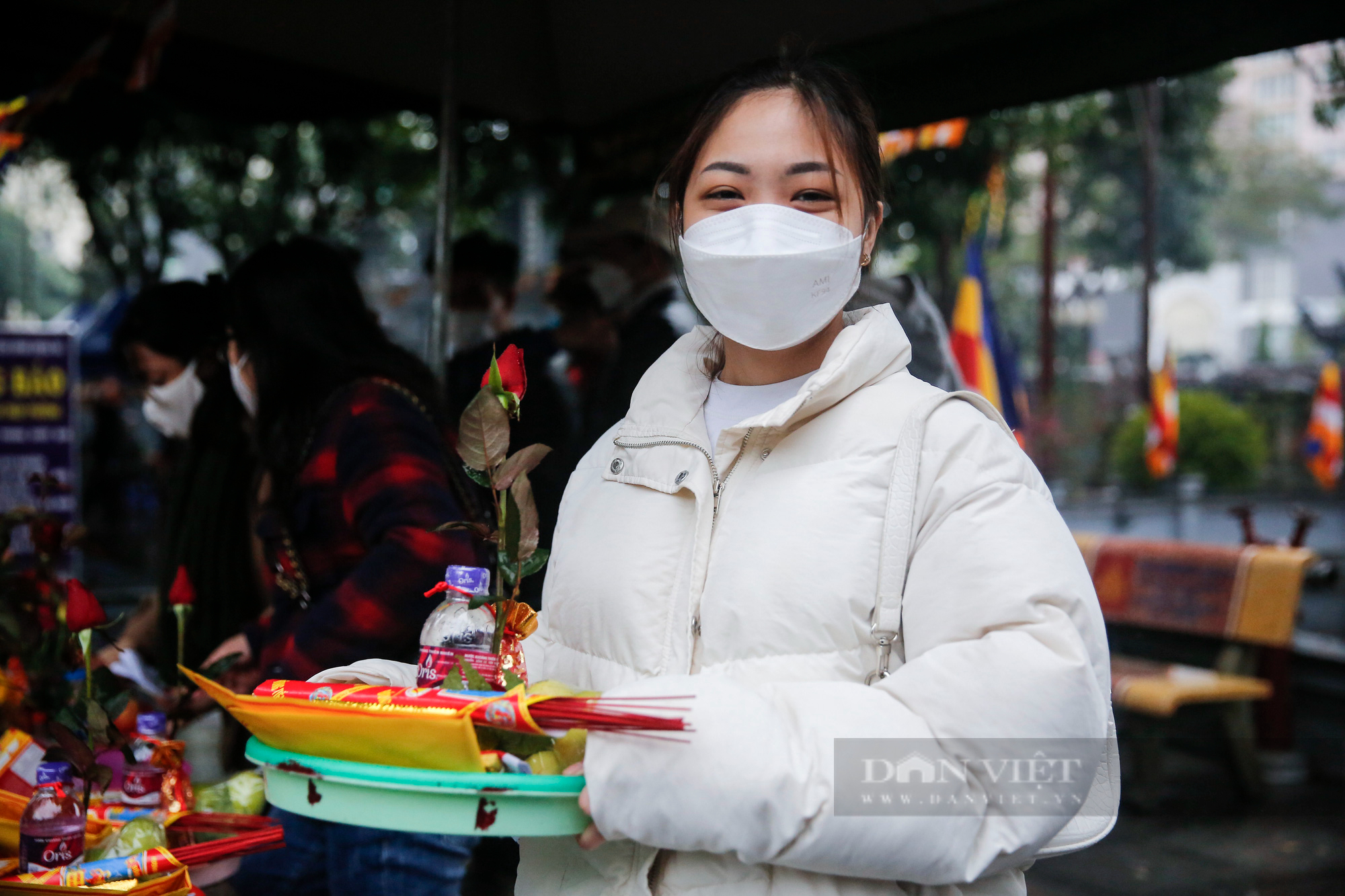 Giới trẻ Hà Nội đội mưa đến chùa Hà cầu duyên trước ngày lễ tình nhân  - Ảnh 6.