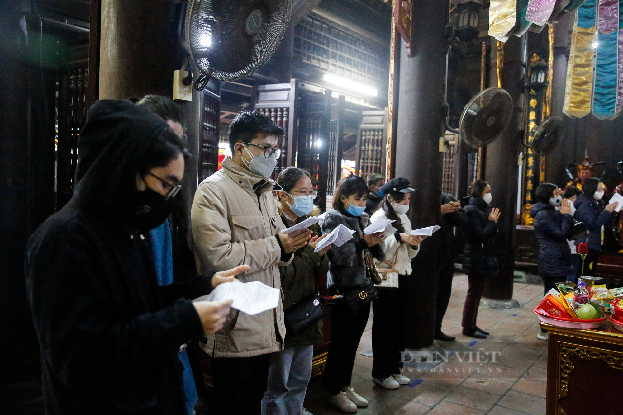 Giới trẻ Hà Nội đội mưa đến chùa Hà cầu duyên trước ngày lễ tình nhân  - Ảnh 7.