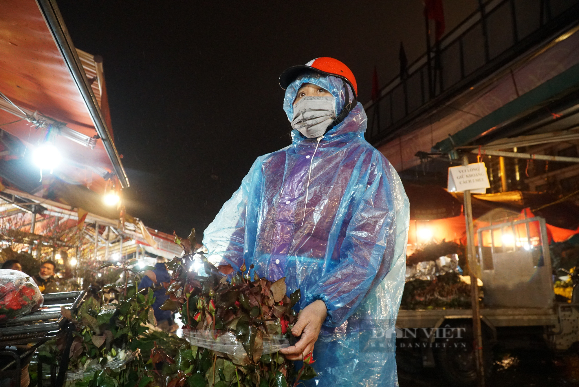 Người dân đội mưa đi chợ hoa trước thềm Valentine - Ảnh 9.
