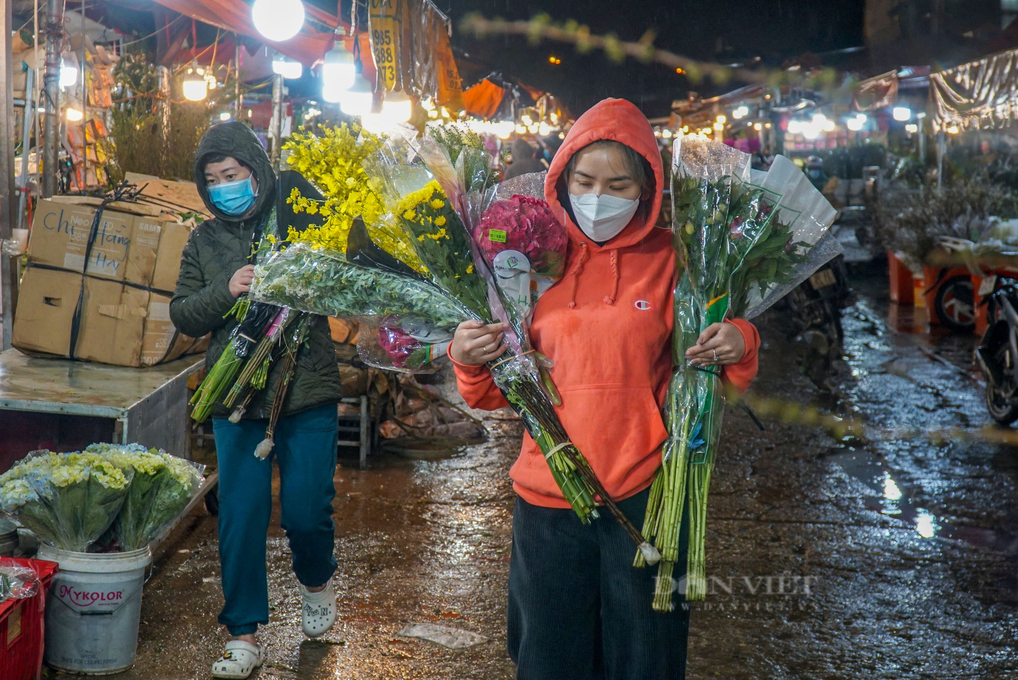 Người dân đội mưa đi chợ hoa trước thềm Valentine - Ảnh 6.