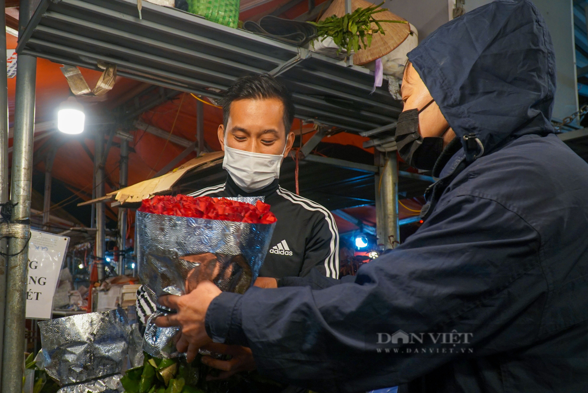 Người dân đội mưa đi chợ hoa trước thềm Valentine - Ảnh 8.
