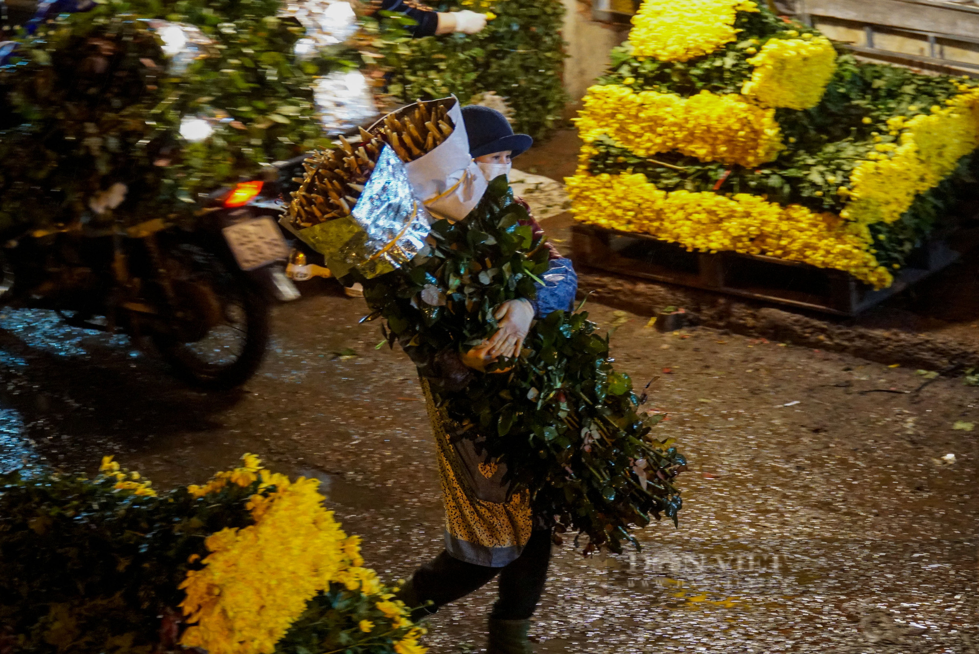 Người dân đội mưa đi chợ hoa trước thềm Valentine - Ảnh 10.