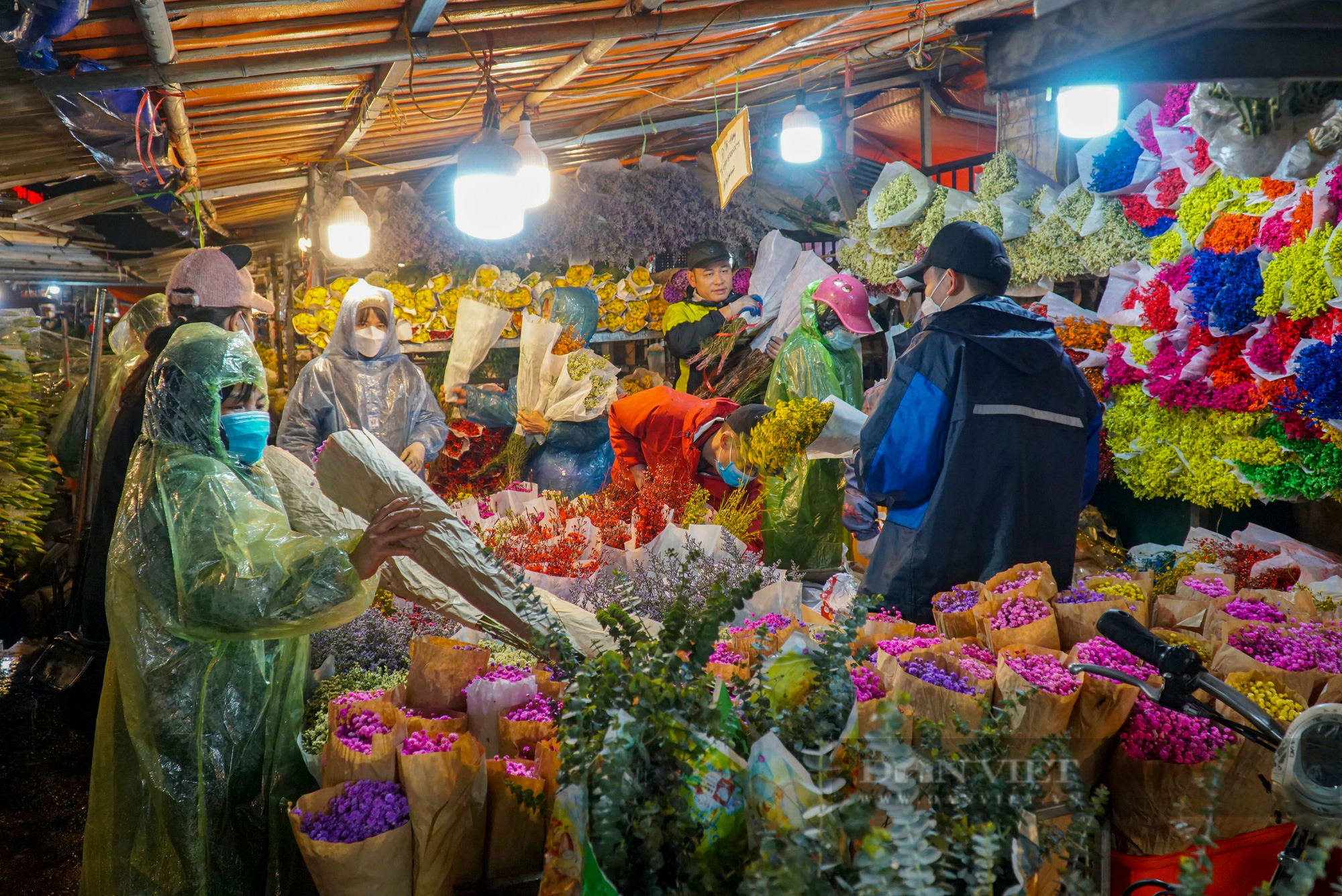 Người dân đội mưa đi chợ hoa trước thềm Valentine - Ảnh 2.