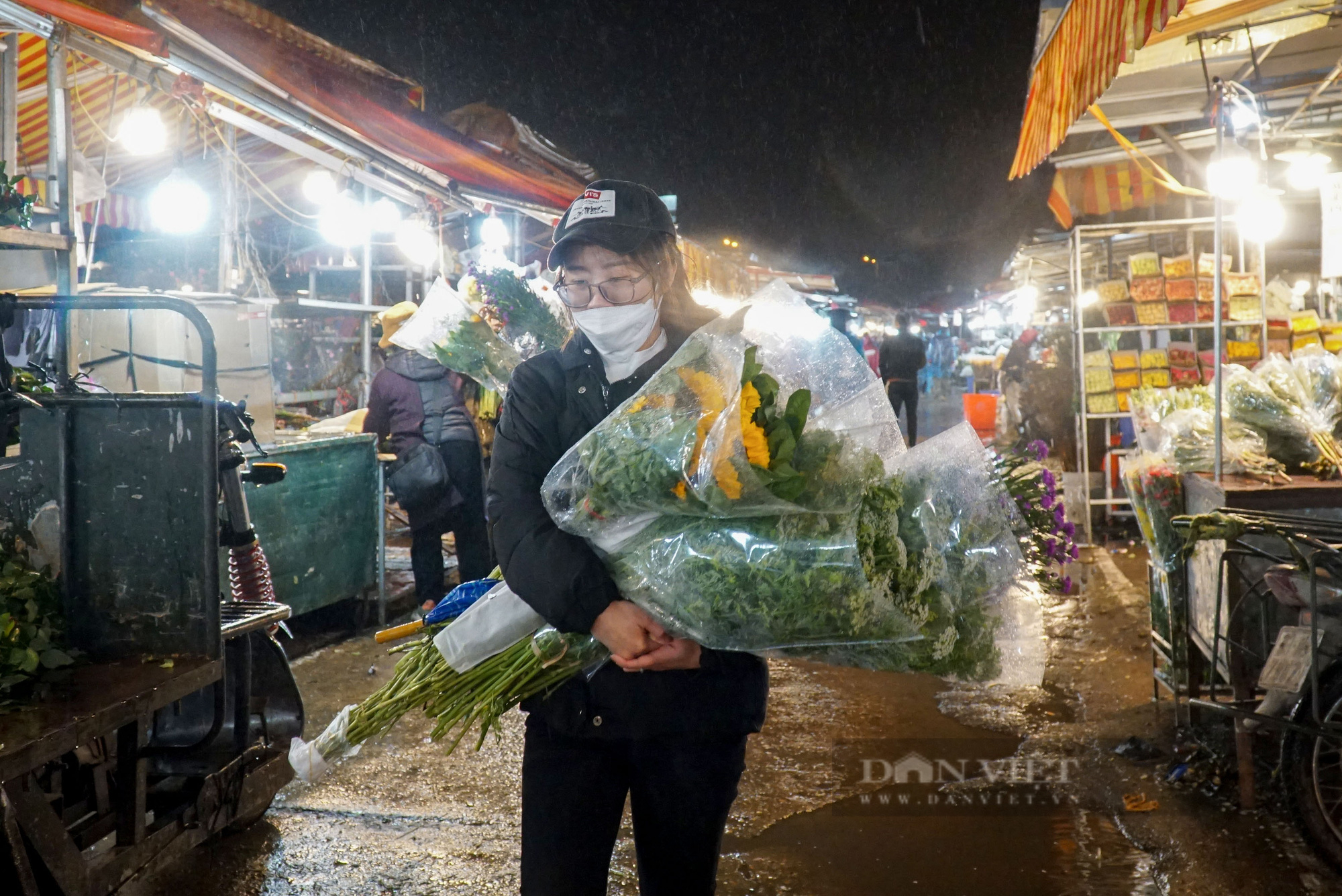 Người dân đội mưa đi chợ hoa trước thềm Valentine - Ảnh 4.
