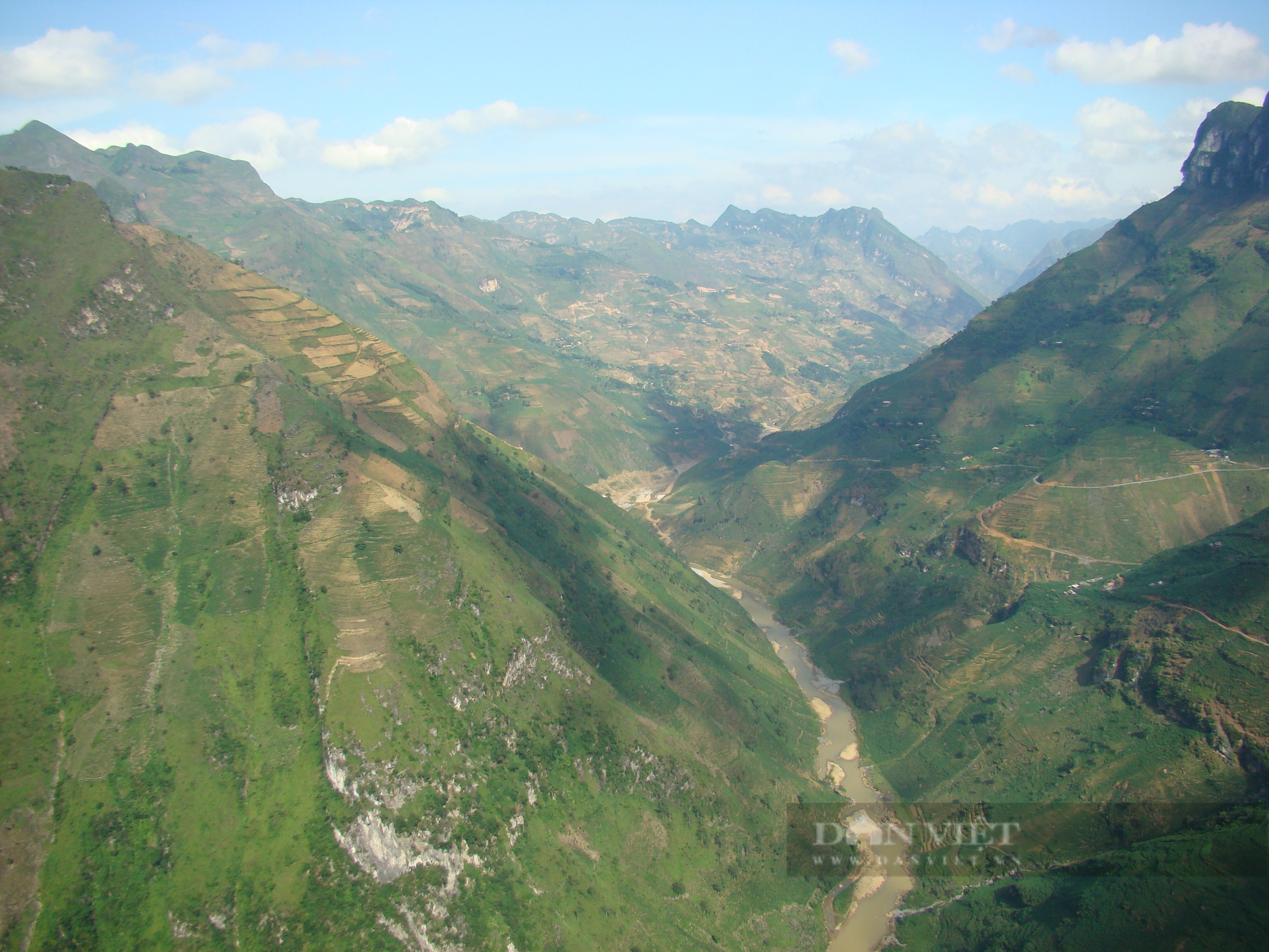 Mèo Vạc (Hà Giang): 47 hộ dân lo lắng mất kế sinh nhai ở hẻm vực cao nhất Đông Nam Á - Ảnh 1.