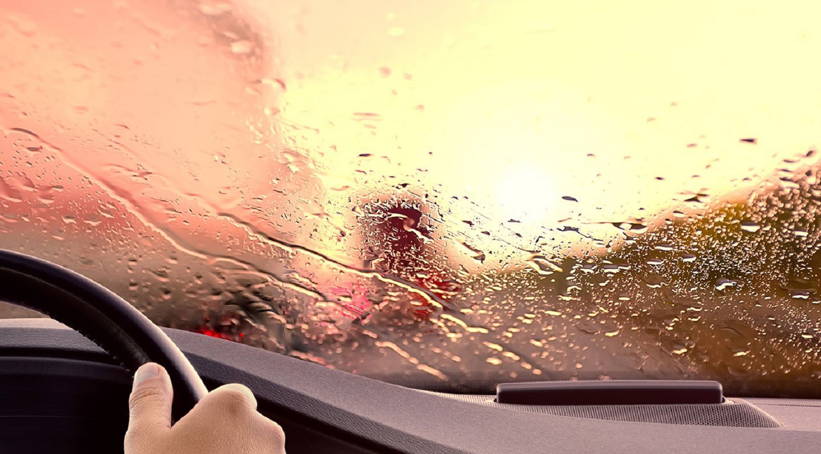 Mẹo xử lý những sự cố thường gặp khi lái xe trời mưa - Ảnh 1.