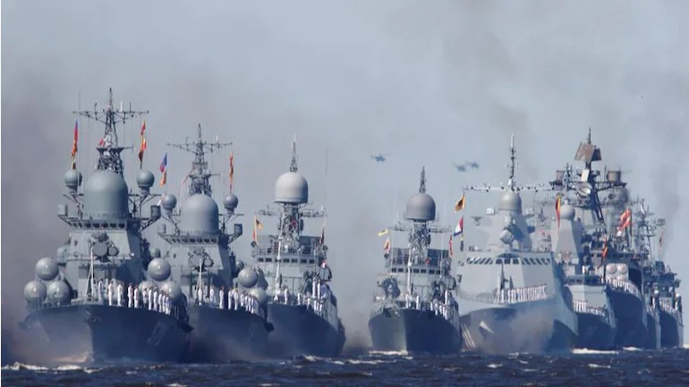 Khủng hoảng Ukraine: Hơn 30 tàu chiến Nga 'dàn trận' trên biển, Mỹ-NATO 'lòng như lửa đốt' - Ảnh 1.