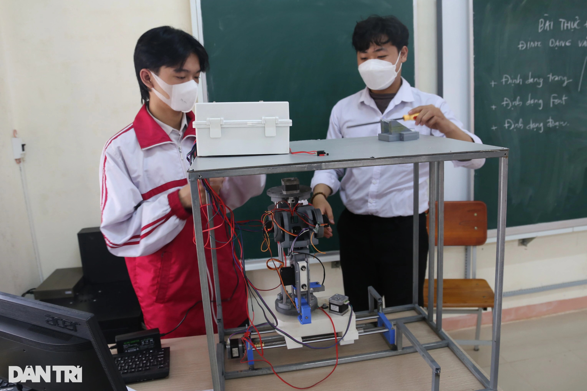 Học sinh chế tạo robot lấy mẫu xét nghiệm Covid-19 - Ảnh 4.