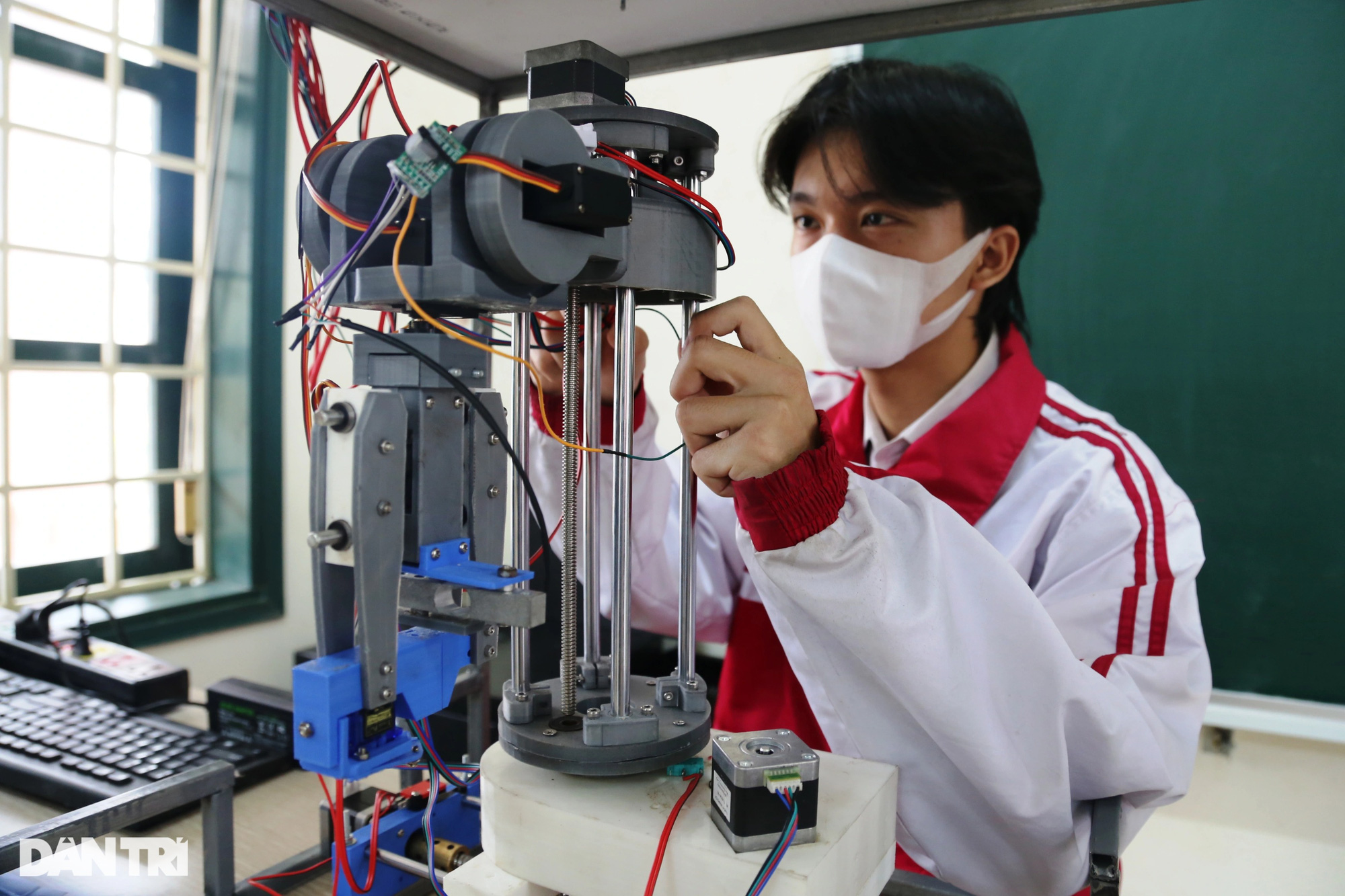 Học sinh chế tạo robot lấy mẫu xét nghiệm Covid-19 - Ảnh 2.