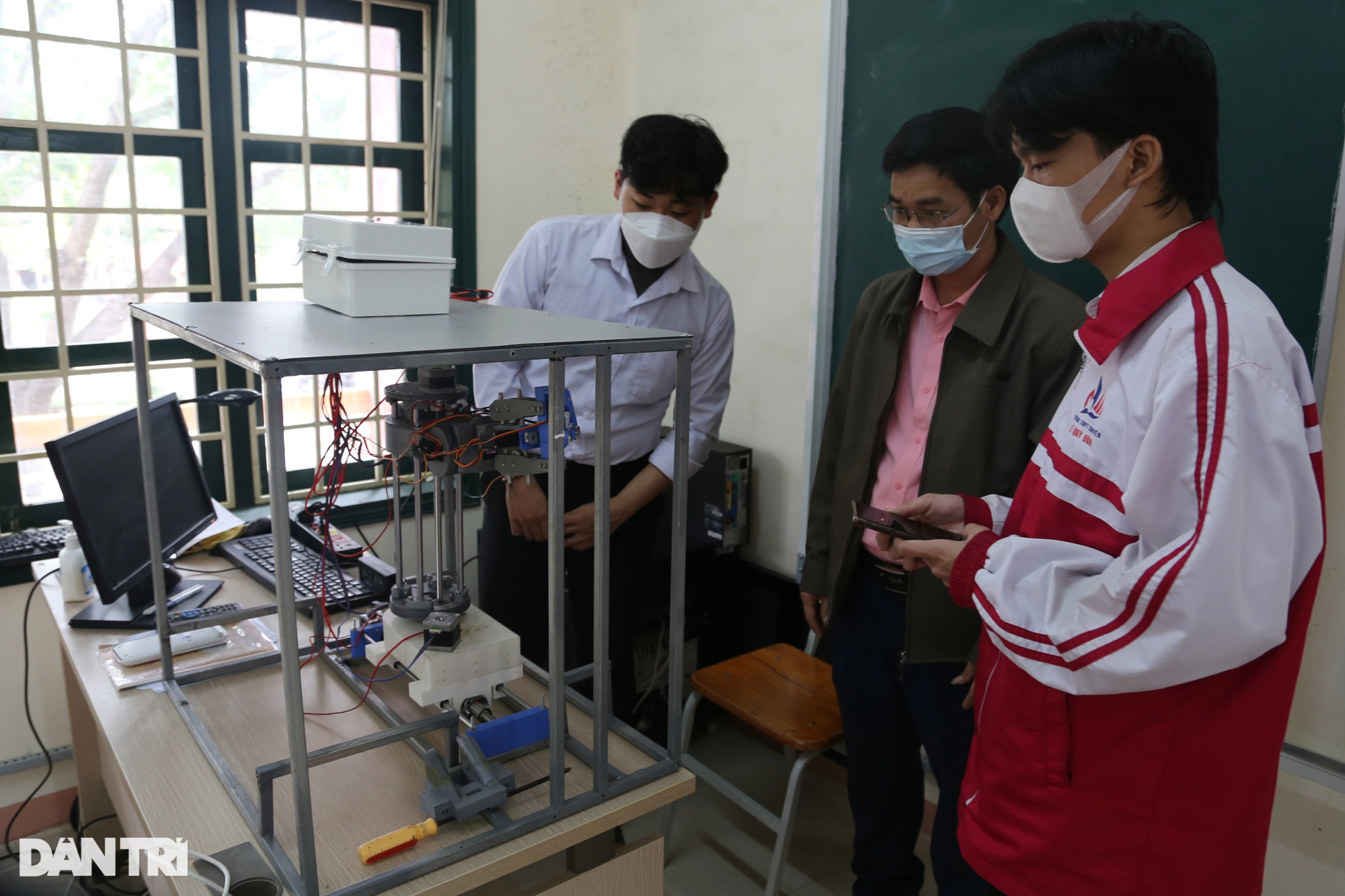 Học sinh chế tạo robot lấy mẫu xét nghiệm Covid-19 - Ảnh 1.