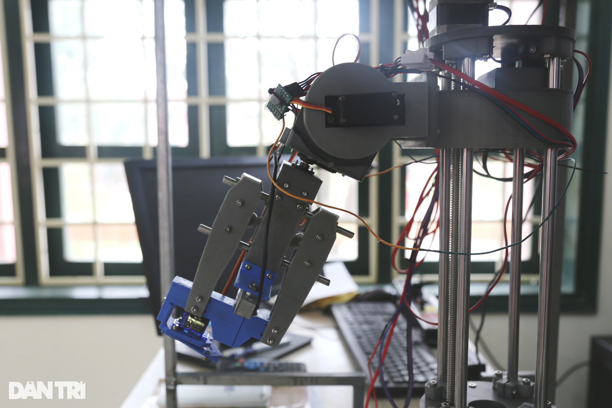 Học sinh chế tạo robot lấy mẫu xét nghiệm Covid-19 - Ảnh 6.