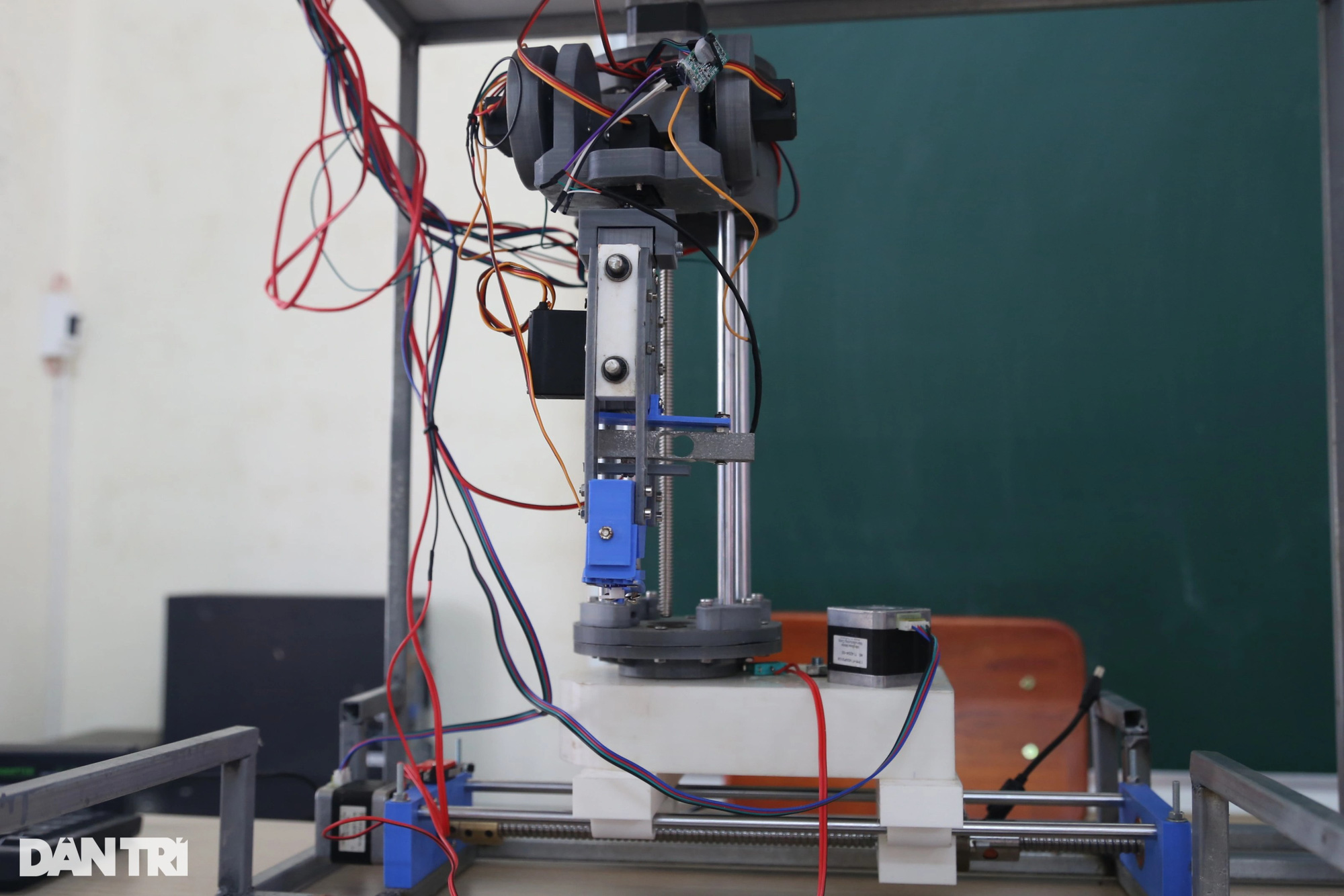 Học sinh chế tạo robot lấy mẫu xét nghiệm Covid-19 - Ảnh 3.
