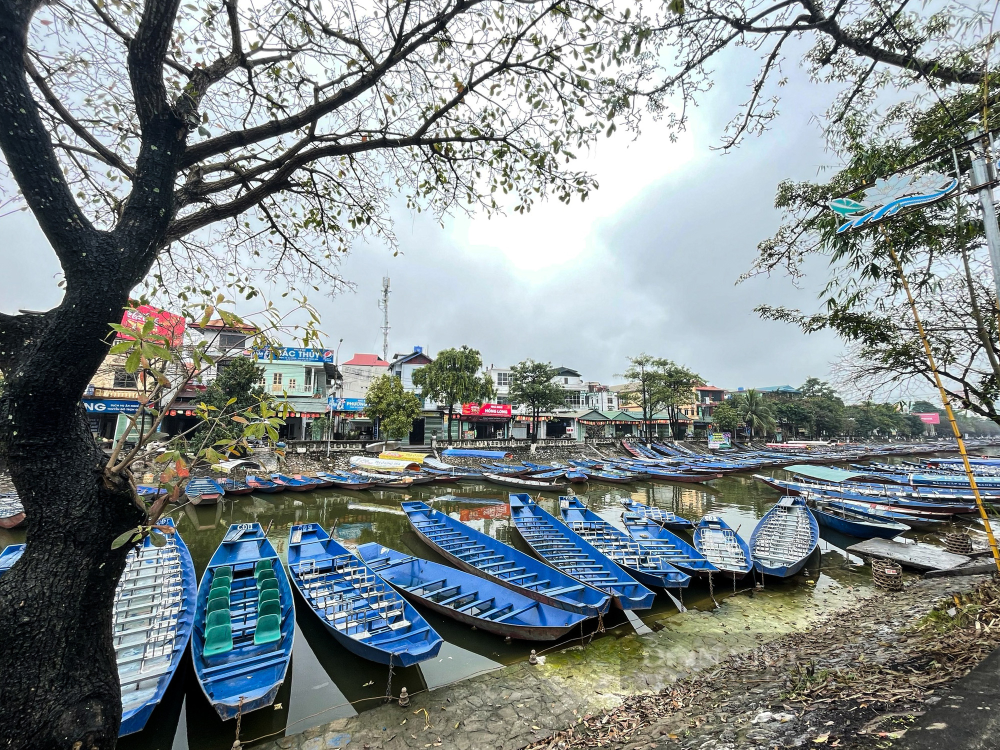 Người dân tấp nập đi trẩy hội trong ngày chùa Hương mở cửa sớm - Ảnh 2.