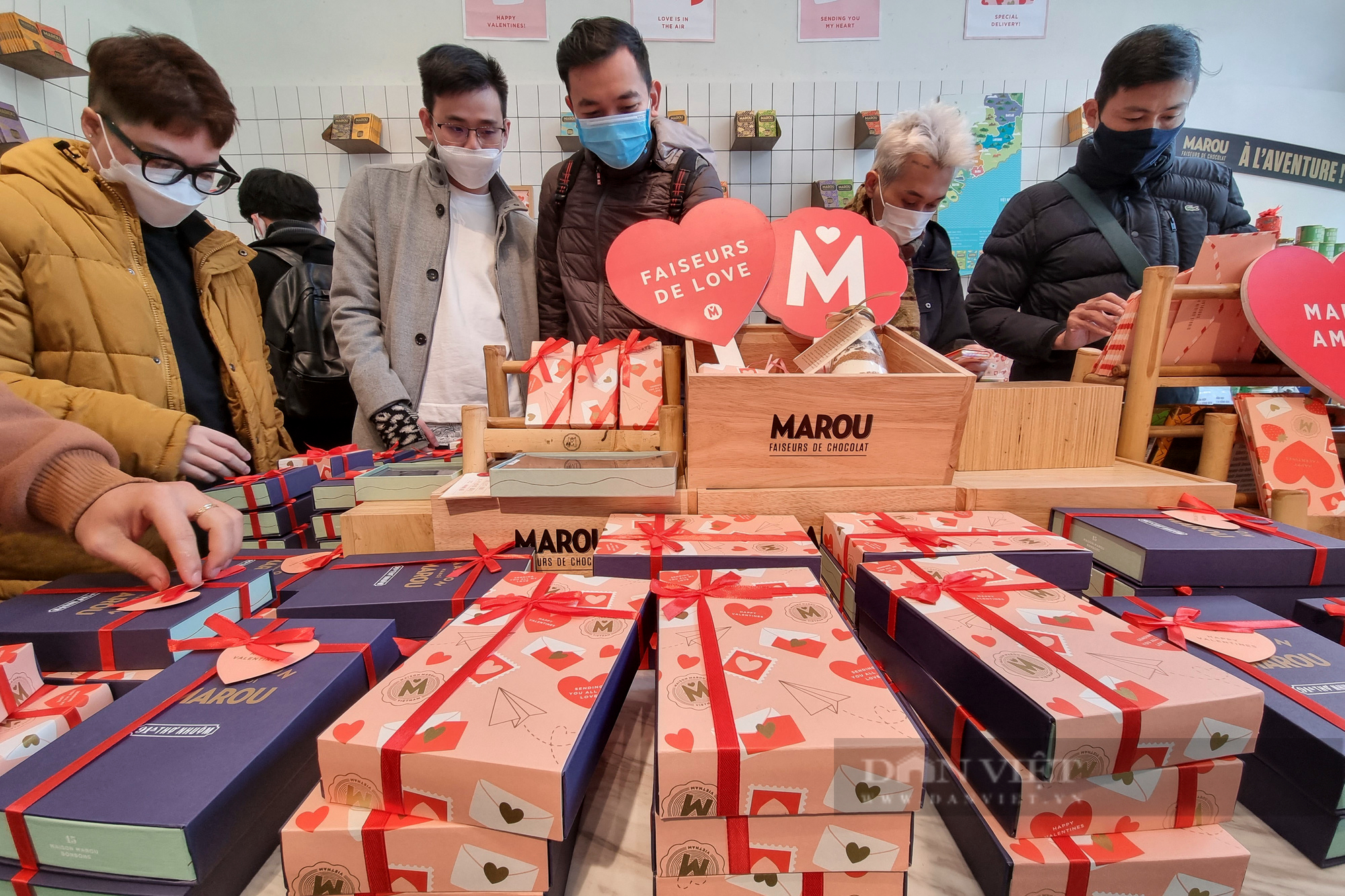 Nam giới xếp hàng dài chờ mua socola dịp Valentine - Ảnh 3.