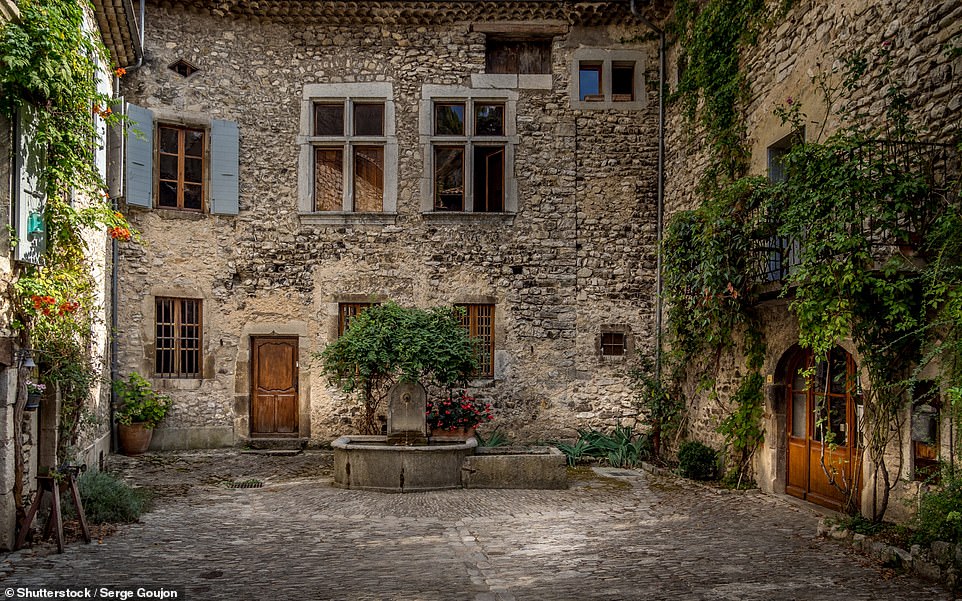 5 ngôi làng đẹp nhất nước Pháp - Ảnh 1.