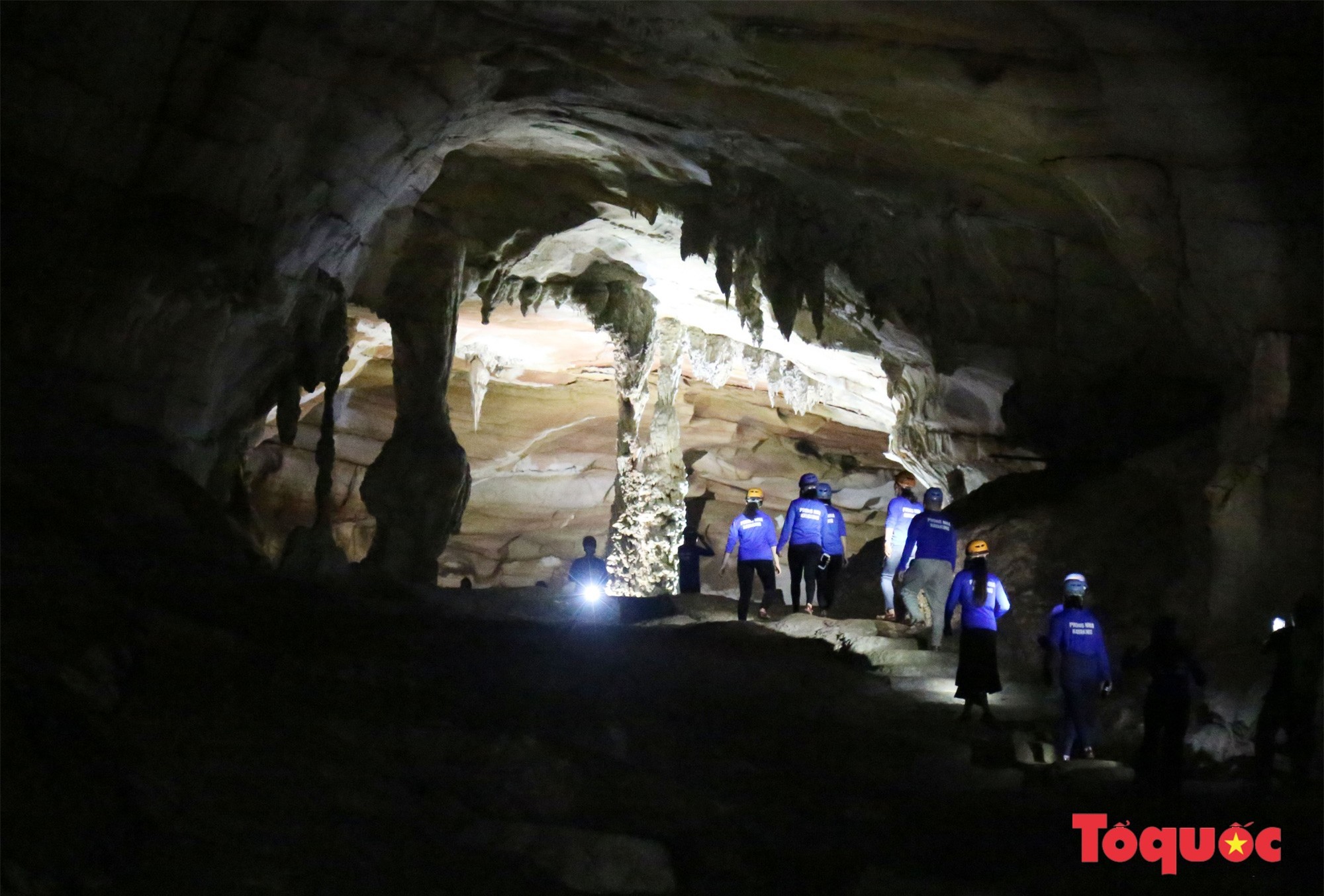 97 ký tự cổ bí ẩn trong hang Bi Ký ở Phong Nha - Kẻ Bàng - Ảnh 1.