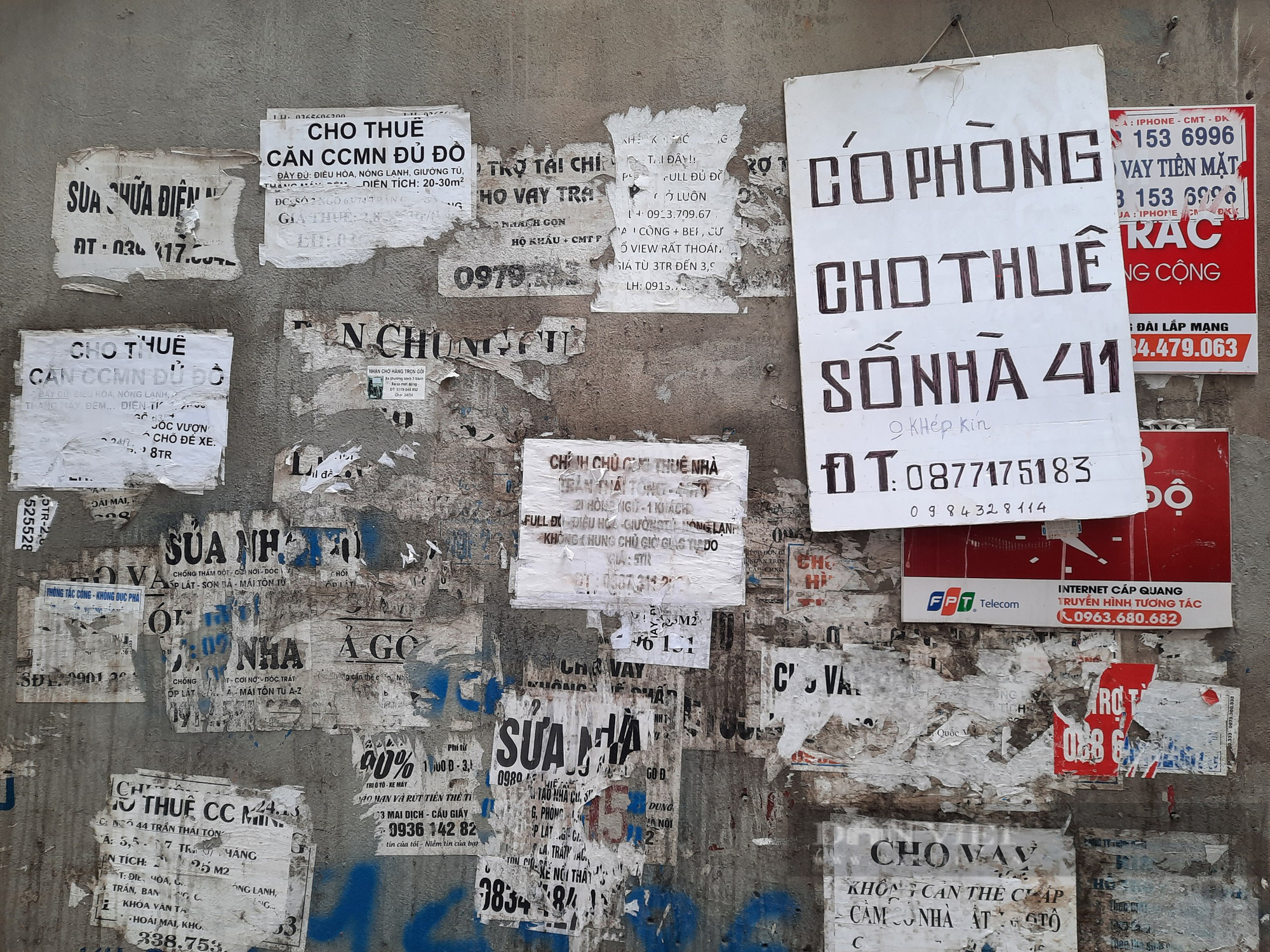  Nhiều tờ quảng cáo cho thuê nhà trọ được dán chi chít trên tường