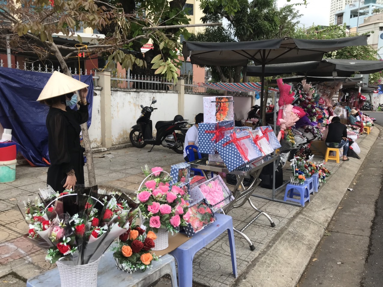 Nha Trang:Thị trường hoa, quà tặng ngày lễ tình nhân thưa khách - Ảnh 2.