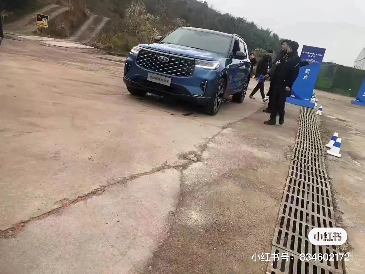 Ảnh thực tế Ford Explorer 2023 với màn hình khổng lồ hơn hẳn xe mới bán ở Việt Nam - Ảnh 1.