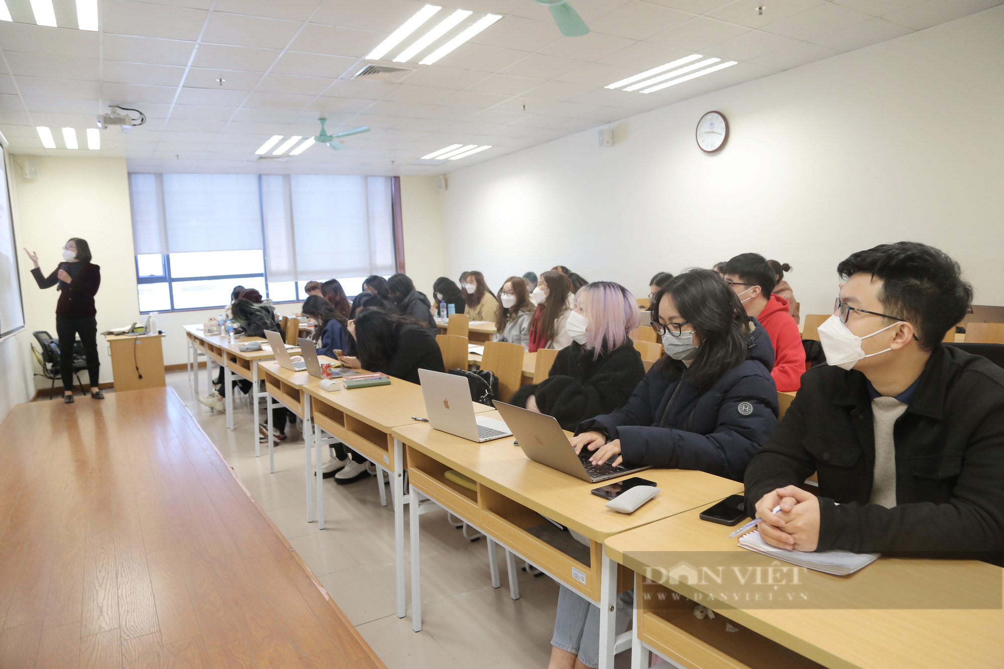 Sinh viên năm nhất choáng ngợp lần đầu được đi đến trường: &quot;Em thấy mình quê quê&quot; - Ảnh 5.