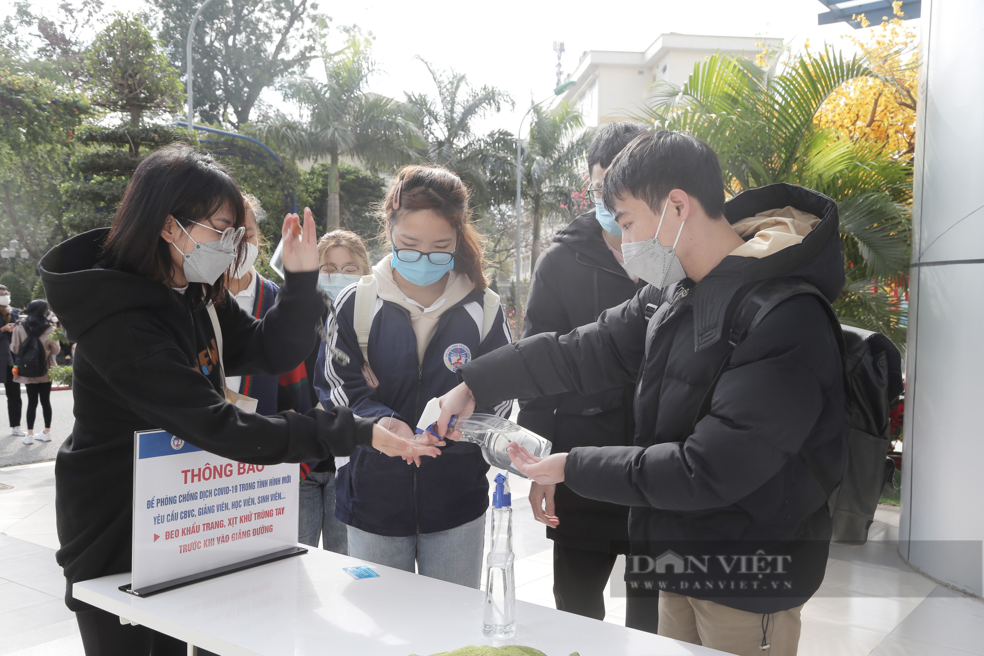 Sinh viên năm nhất choáng ngợp lần đầu được đi đến trường: &quot;Em thấy mình quê quê&quot; - Ảnh 4.