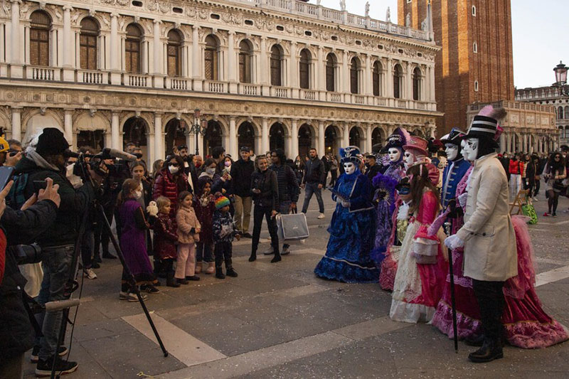Italia hy vọng “bùng nổ” du lịch mùa Lễ hội Hóa trang Venice 2022 - Ảnh 1.