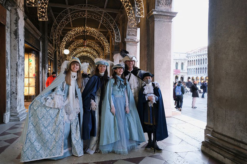 Italia hy vọng “bùng nổ” du lịch mùa Lễ hội Hóa trang Venice 2022 - Ảnh 2.