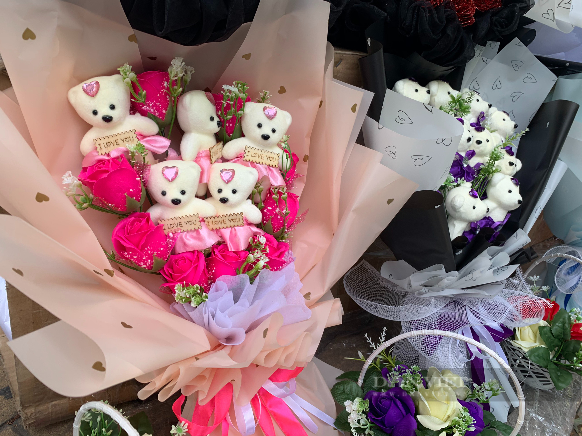 Độc đáo hoa tiền, hoa gấu bông thu hút giới trẻ Sài Gòn Valentine - Ảnh 5.