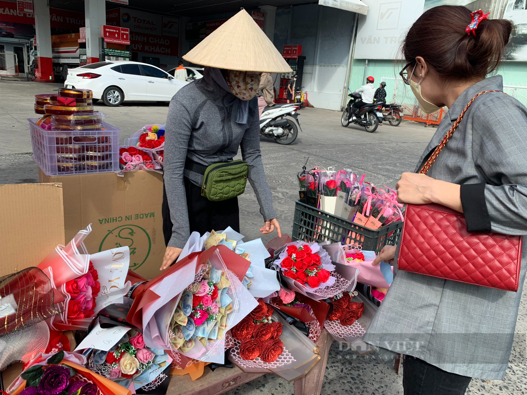 Độc đáo hoa tiền, hoa gấu bông thu hút giới trẻ Sài Gòn Valentine - Ảnh 1.