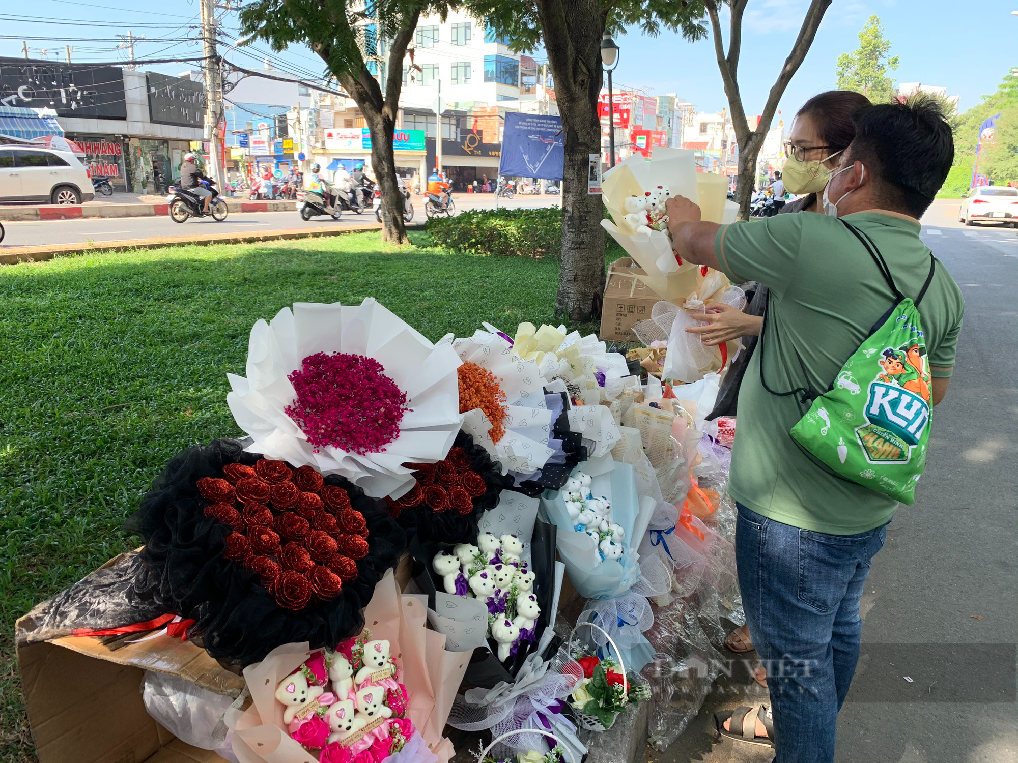 Độc đáo hoa tiền, hoa gấu bông thu hút giới trẻ Sài Gòn Valentine - Ảnh 4.