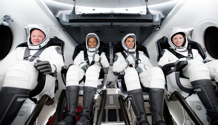 Du lịch vũ trụ SpaceX 2022 sẽ do du khách đi bộ ngoài không gian - Ảnh 2.