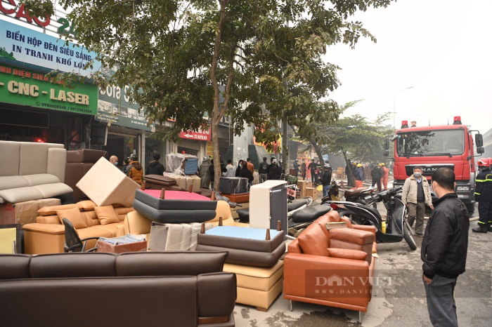 Hiện trường tan hoang sau vụ cháy cực lớn thiêu rụi nhiều cửa hàng trên phố Nguyễn Xiển - Ảnh 12.