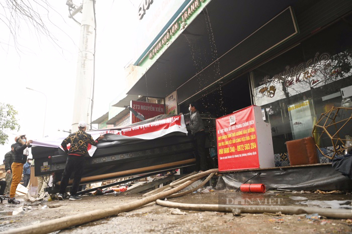 Hiện trường tan hoang sau vụ cháy cực lớn thiêu rụi nhiều cửa hàng trên phố Nguyễn Xiển - Ảnh 4.