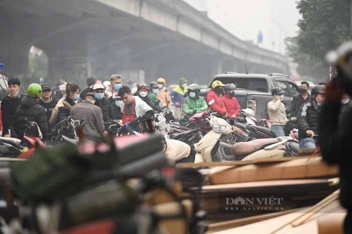 Hiện trường tan hoang sau vụ cháy cực lớn thiêu rụi nhiều cửa hàng trên phố Nguyễn Xiển - Ảnh 9.