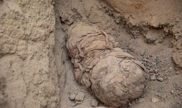 Các nhà khảo cổ kinh hoàng sau khi phát hiện ra xác ướp 6 đứa trẻ - Ảnh 1.