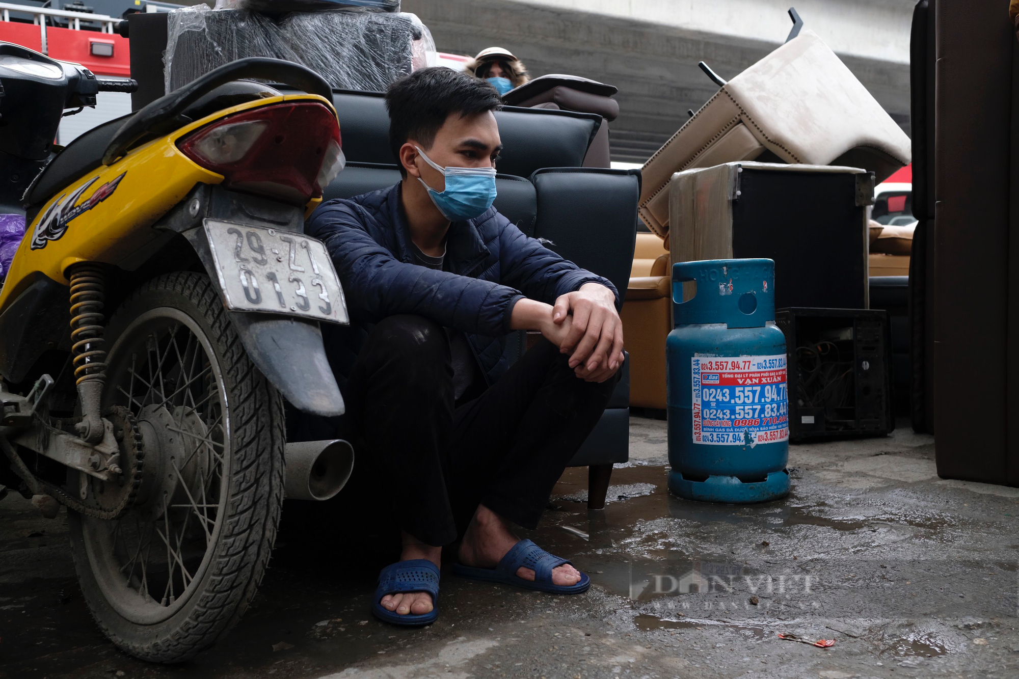 Hiện trường tan hoang sau vụ cháy cực lớn thiêu rụi nhiều cửa hàng trên phố Nguyễn Xiển - Ảnh 8.