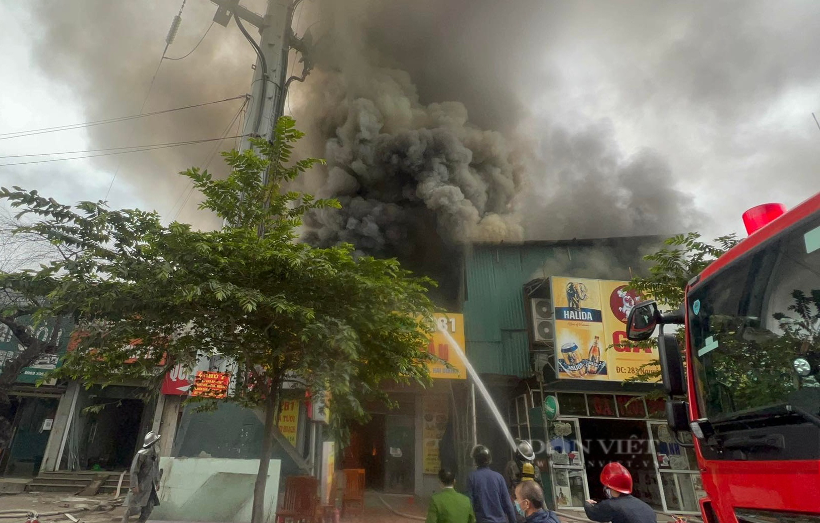 Hiện trường tan hoang sau vụ cháy cực lớn thiêu rụi nhiều cửa hàng trên phố Nguyễn Xiển - Ảnh 1.