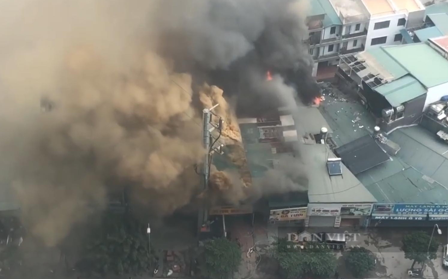 Hà Nội: Cháy cực lớn trên đường Nguyễn Xiển, đang lan sang nhiều cửa hàng - Ảnh 2.