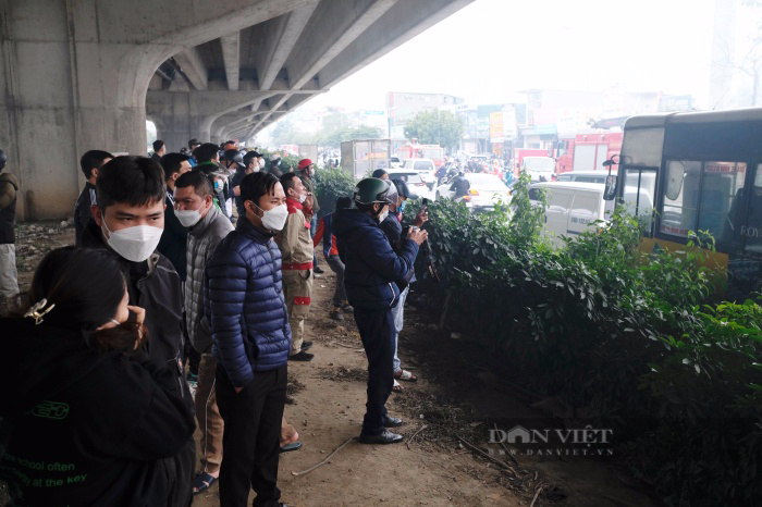 Hiện trường tan hoang sau vụ cháy cực lớn thiêu rụi nhiều cửa hàng trên phố Nguyễn Xiển - Ảnh 11.
