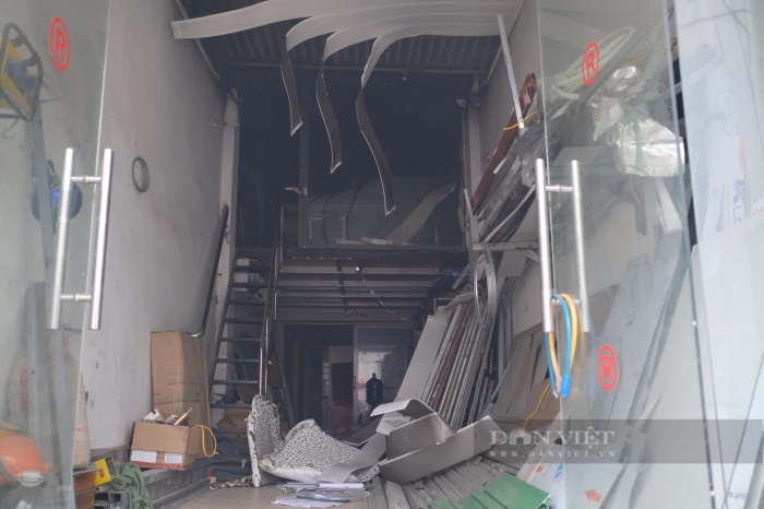 Hiện trường tan hoang sau vụ cháy cực lớn thiêu rụi nhiều cửa hàng trên phố Nguyễn Xiển - Ảnh 6.