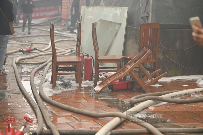 Hiện trường tan hoang sau vụ cháy cực lớn thiêu rụi nhiều cửa hàng trên phố Nguyễn Xiển - Ảnh 7.