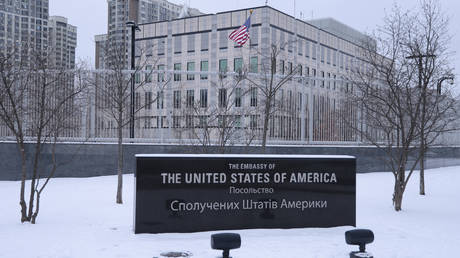 Mỹ sơ tán khẩn cấp toàn bộ Đại sứ quán ở thủ đô Ukraine - Ảnh 1.