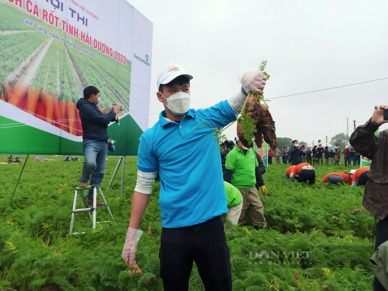 Nhiều cầu thủ và nghệ sĩ nổi tiếng hào hứng tham gia lễ hội thu hoạch thứ củ đỏ au tại Hải Dương - Ảnh 3.