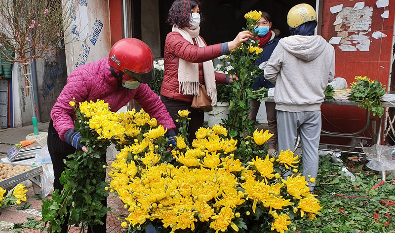 Đi chợ ngày rằm tháng Giêng: Rau xanh, hoa tươi &quot;giảm nhiệt&quot; nhưng giá vẫn cao, thịt, gà, tôm, cá giá như ngày thường - Ảnh 1.