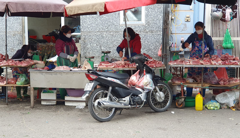 Đi chợ ngày rằm tháng Giêng: Rau xanh, hoa tươi &quot;giảm nhiệt&quot; nhưng giá vẫn cao, thịt, gà, tôm, cá giá như ngày thường - Ảnh 2.