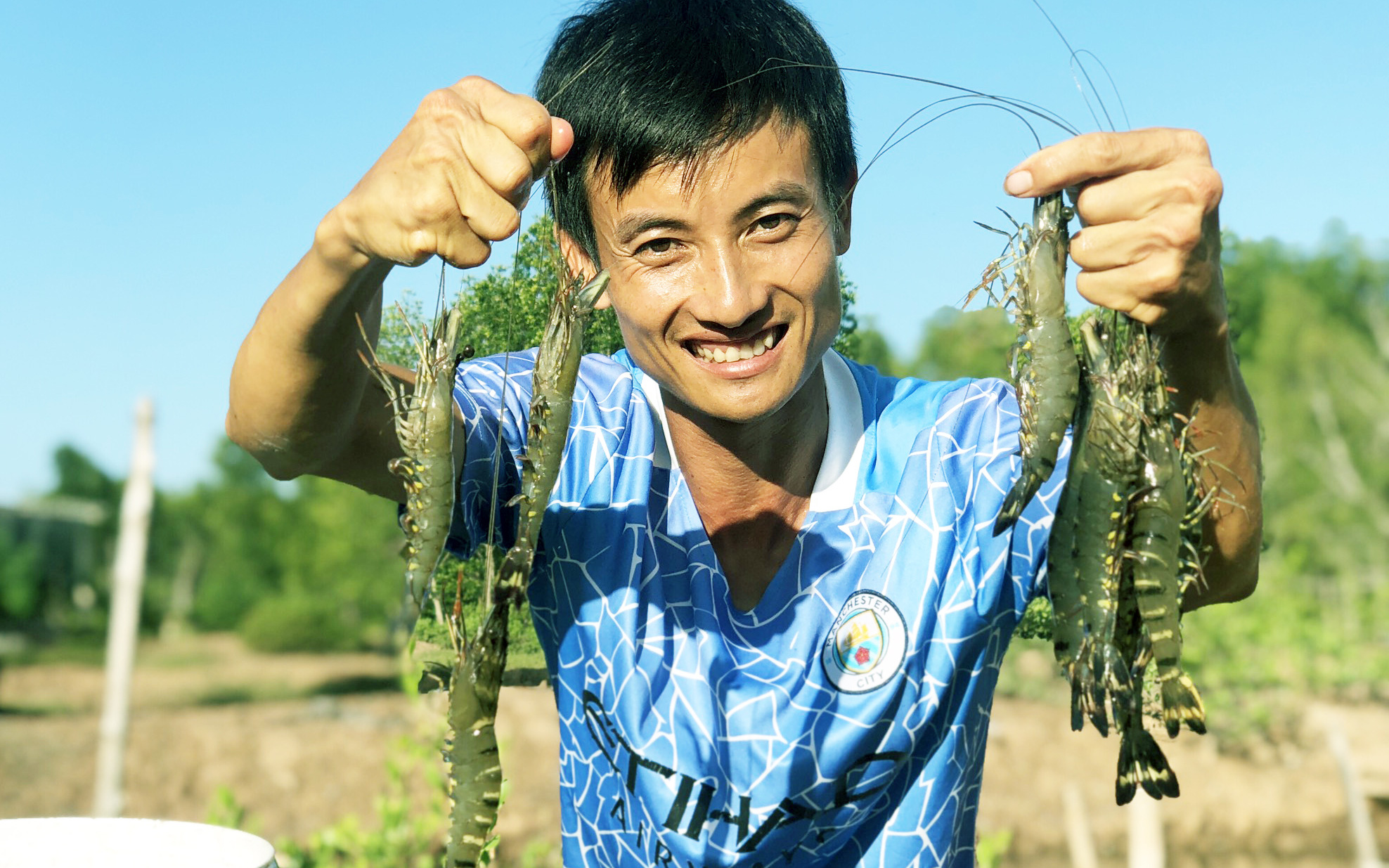 Bỏ học đại học, đôi tình nhân xuống Bạc Liêu nuôi thứ tôm sú vạn người mê, khu rừng ngập mặn bỗng xôn xao