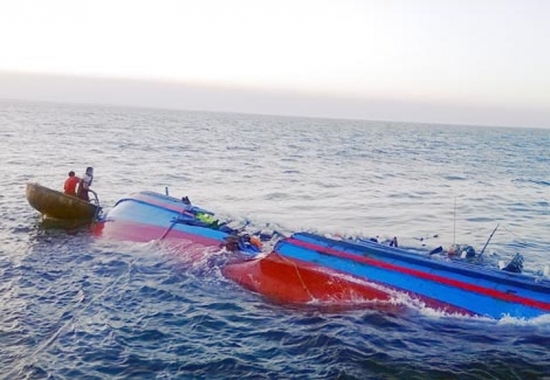 Tàu cá bị sóng đánh chìm, 11 thuyền viên thoát nạn thần kì - Ảnh 1.