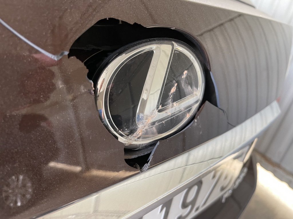 Đập phá ôtô Lexus của thượng tá cảnh sát vì... &quot;đèn xe chiếu chói mắt&quot; - Ảnh 1.