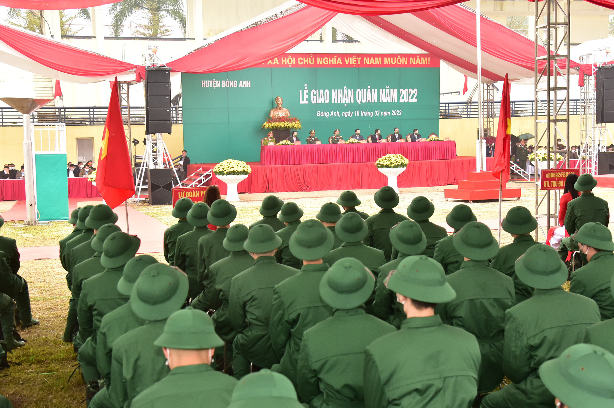 Bí thư Thành ủy Hà Nội Đinh Tiến Dũng tặng hoa, động viên các tân binh trong ngày hội tòng quân - Ảnh 2.